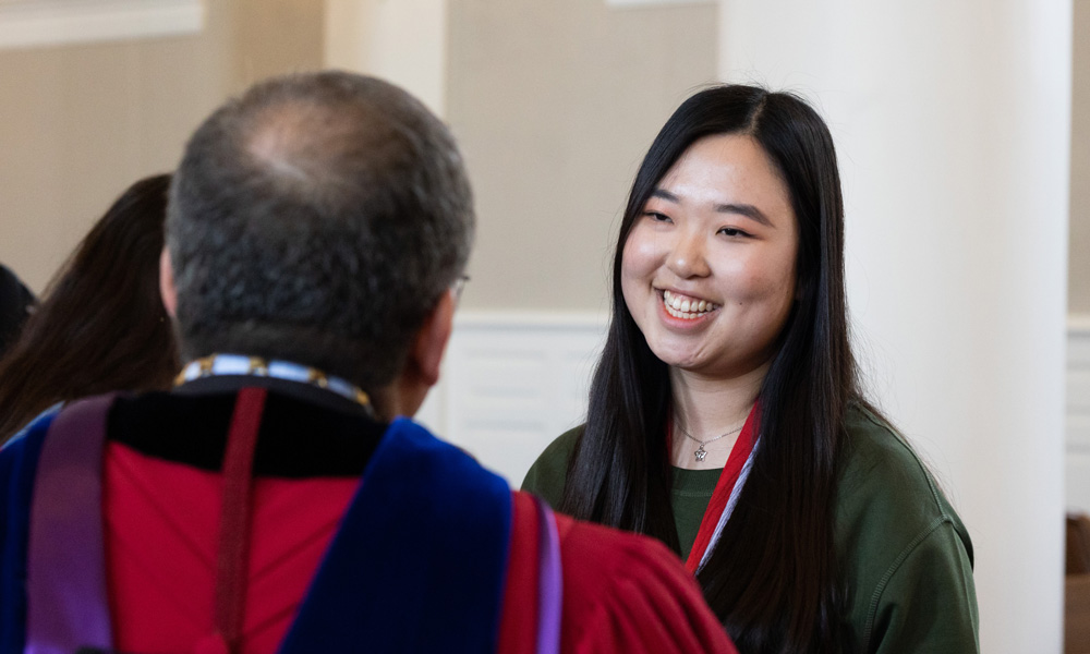 Sueshin Moon ’22 talks with President Weinberg after the ceremony.