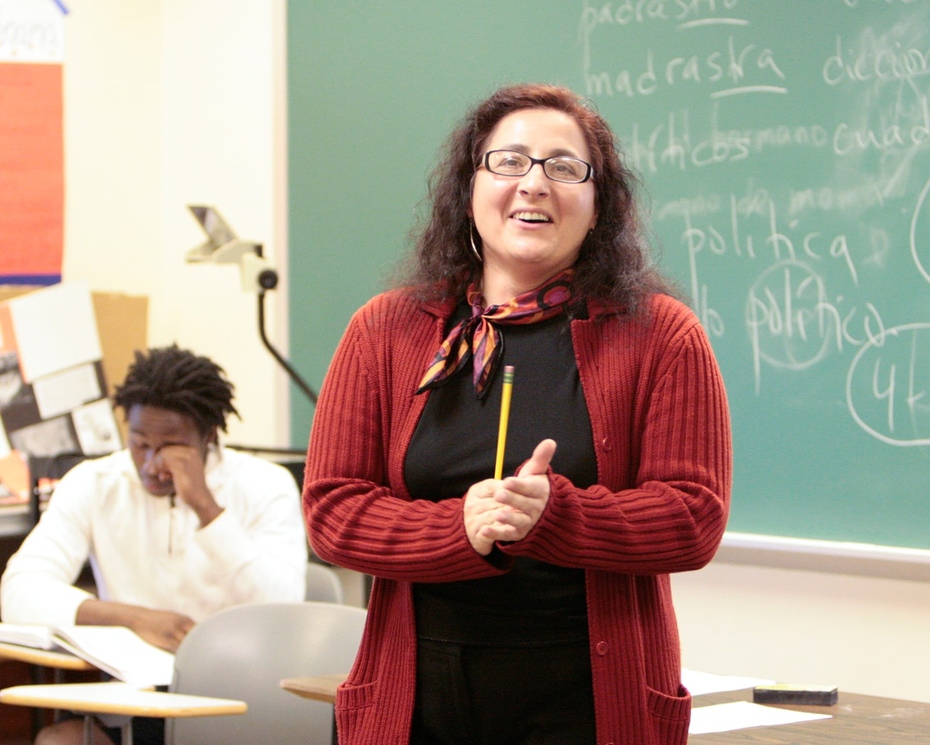 Professor Dosinda Alvite leading a class